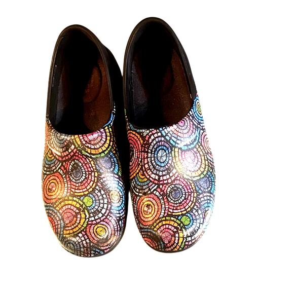 Crocs Colorful Patterned Women's Shoes. 9 - Picture 1 of 5